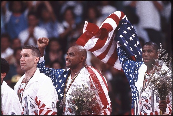 Charles Barkley com Magic Johnson e Chris Mullin recebendo a medalha de ouro nas Olimpíadas de 1992 (Foto: Getty Images)