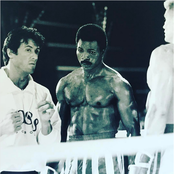 Sylvester Stallone com Carl Wheaters e Dolph Lundgren no set de Rocky IV (1985) (Foto: Instagram)