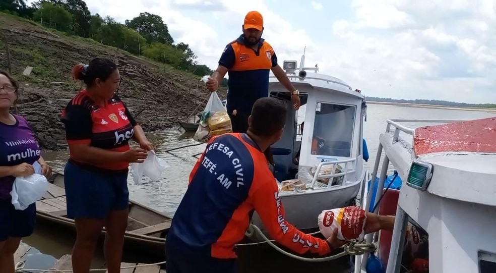 Famílias recebem alimentos e água da Defesa Civil em Tefé, no interior do AM. — Foto: Baltazar Ferreira