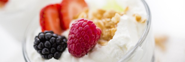 Misture frutas secas ou frescas para dar mais valor nutricional ao iogurte grego (Foto: Think Stock)