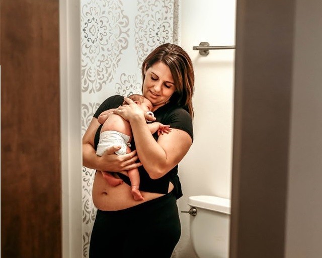 Ashley com seu recém-nascido (Foto: Reprodução Facebook)