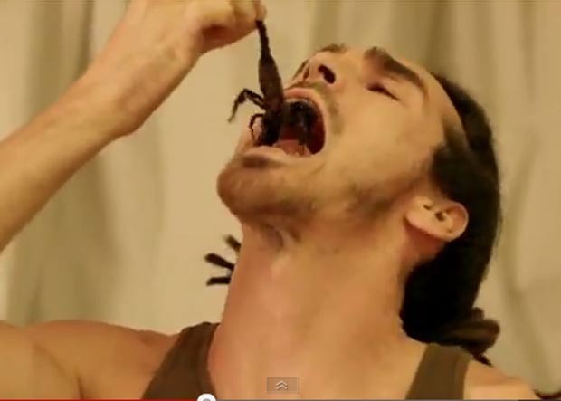 Em 2011, um jovem publicou um vídeo na internet em que come um escorpião vivo. 'Tudo é alimento', disse Louis Cole, que come todos os tipos de insetos e até mesmo ratos. (Foto: Reprodução)