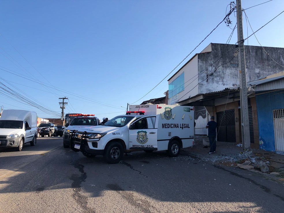 Corpo de idoso que morreu após ser atropelado foi recolhido pelo Itep no bairro Cidade da Esperança, em Natal — Foto: Vinícius Marinho/Inter TV Cabugi