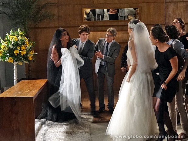 Mas não é que Damáris ainda rasga um pedaço do vestido?! Terrível! (Foto: Sangue Bom / TV Globo)