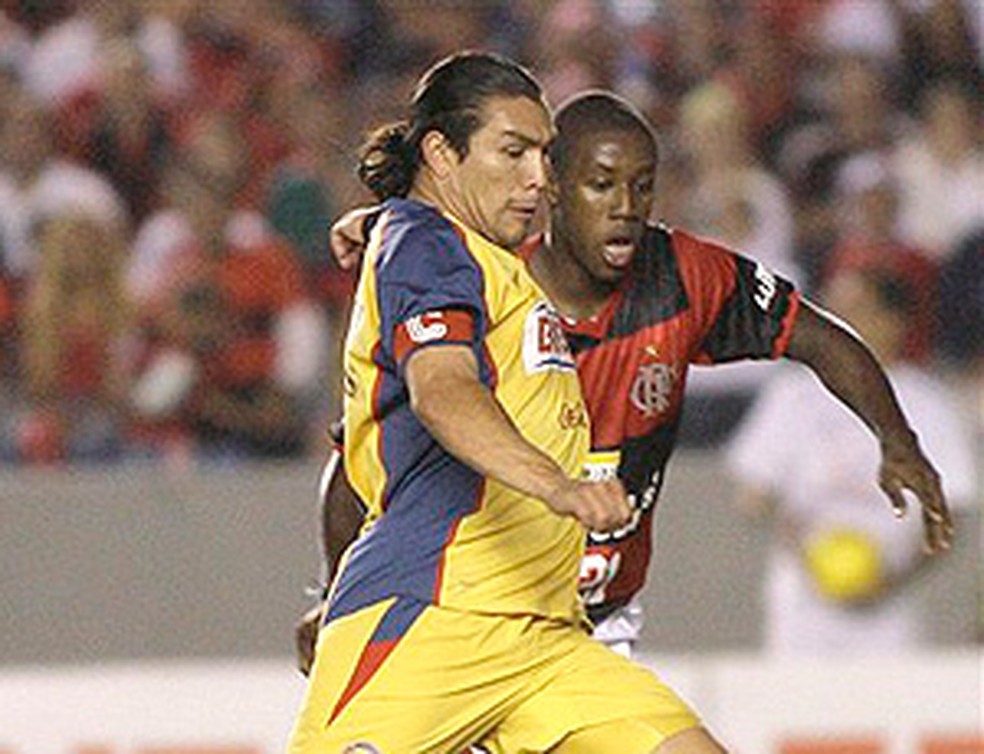 Cabañas comandou o América-MEX em grande vitória sobre o Flamengo em 2008 — Foto: AP    