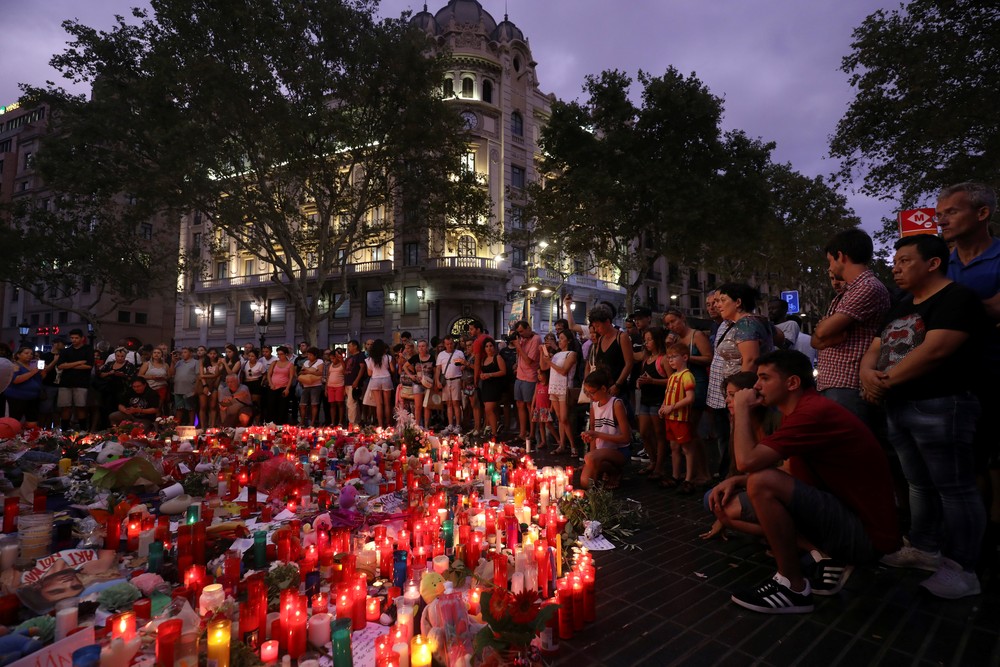 Pessoas se reúnem em homenagem às vítimas do ataque em Barcelona (Foto: REUTERS/Susana Vera)