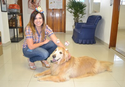 A empreendedora Luciana Praxedes e seu golden retriever Tobias (Foto: Divulgação)