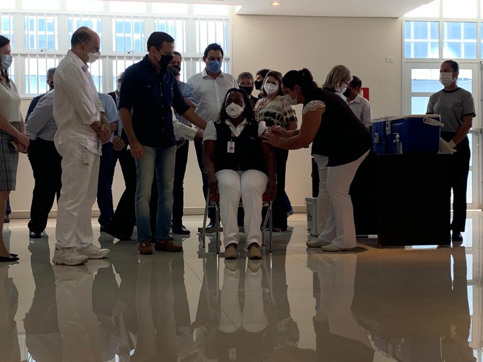Enfermeira Márcia Camilo foi a terceira a ser imunizada contra o coronavírus — Foto: Renato Pavarino/G1