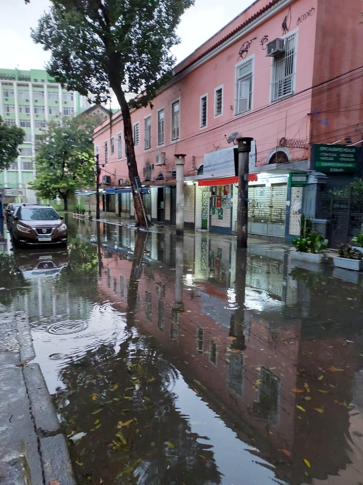 Chuva deixa rua alagada no Catete — Foto: Carolina Benevides / Agência O Globo