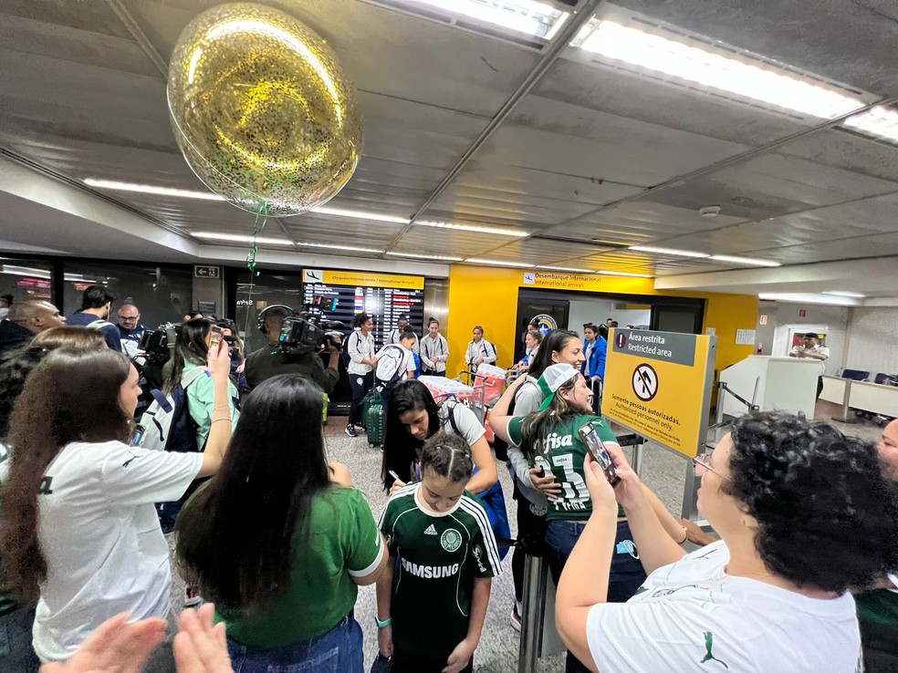 Palmeiras é recebido com festa na chegada ao Brasil após título da Libertadores Feminina