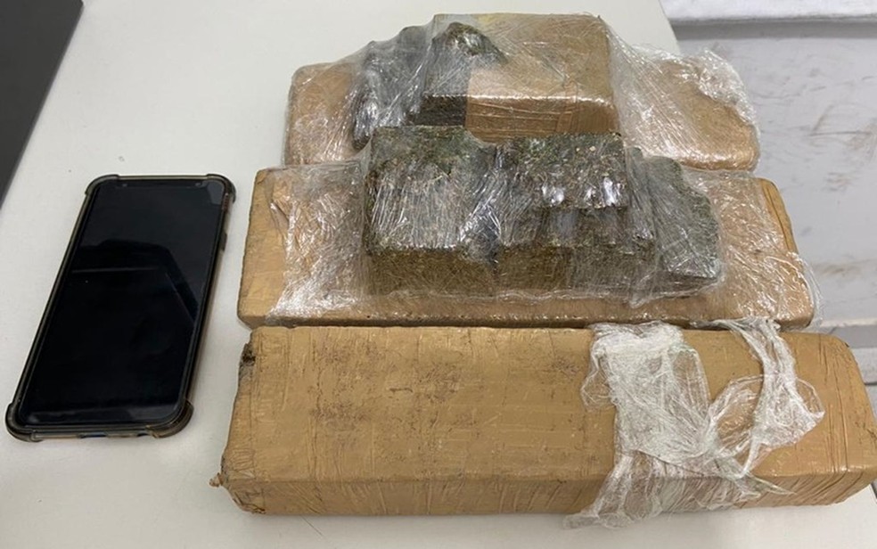 Droga apreendida com passageiro — Foto: PMSE