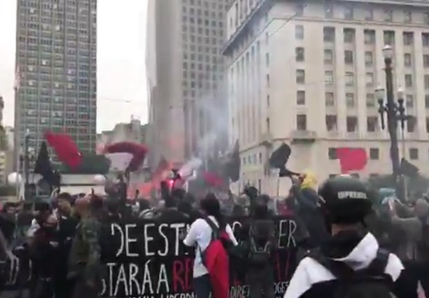 Manifestantes protestam em dia de greve geral diante da Prefeitura de São Paulo (Foto: Reprodução/TV Globo)