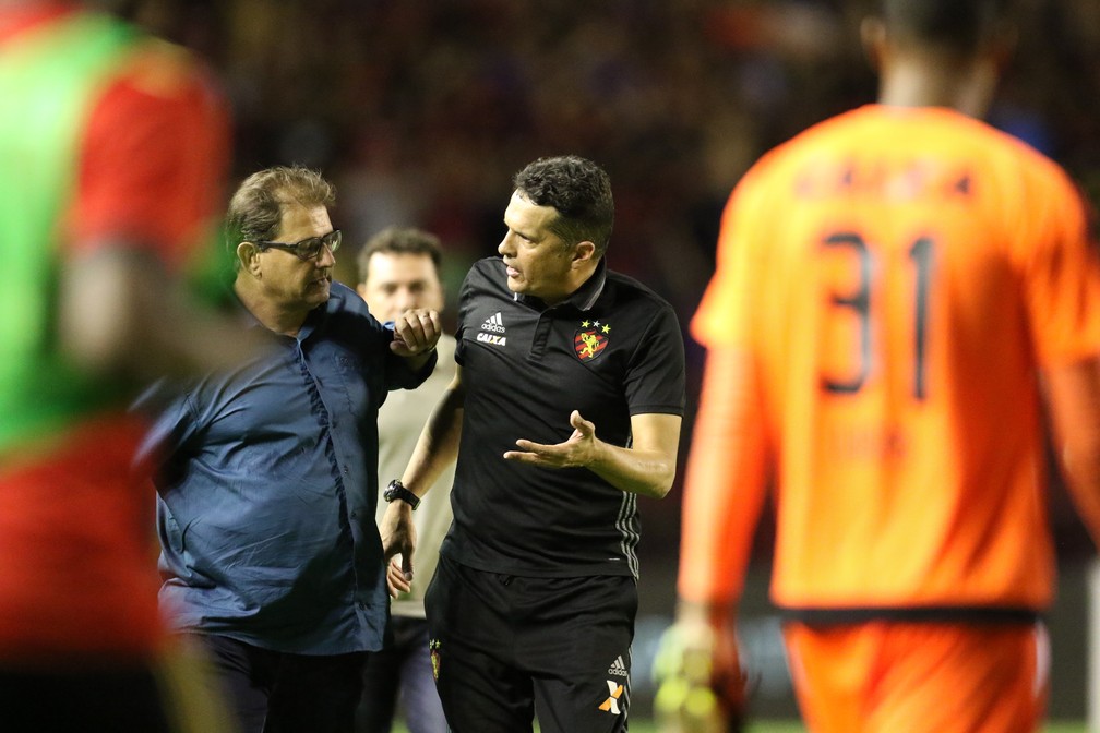 Claudinei Oliveira tenta cumprimentar Guto Ferreira, mas Ã© rejeitado (Foto: Aldo Carneiro / Pernambuco Press)