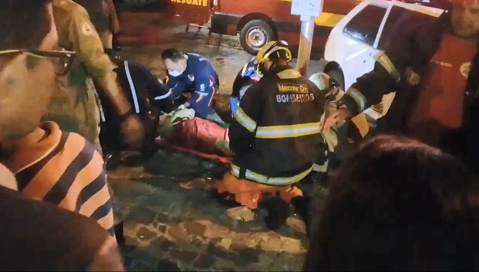 Uma das vítimas ficou presa às ferragens e foi socorrida pelo Corpo de Bombeiros. (Foto: Divulgação / Corpo de Bombeiros)