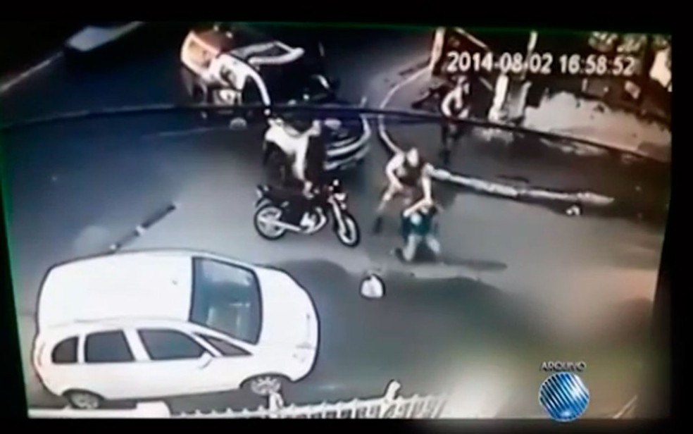 Câmera de segurança flagrou Geovane Mascarenhas ser abordado por policiais antes de desaparecer (Foto: Reprodução/TV Bahia)