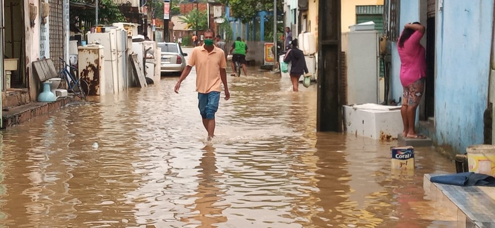 Alagamento no bairro de S&atilde;o Crist&oacute;v&atilde;o, na quarta-feira (13), em Salvador &mdash; Foto: Cid Vaz/TV Bahia