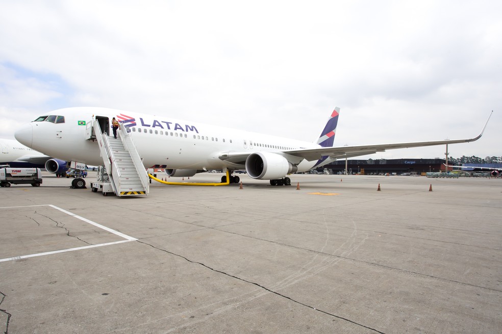 Avião da companhia aérea Latam no pátio do Aeroporto Internacional de São Paulo - Cumbica (GRU), em Guarulhos (Foto: Celso Tavares/G1)