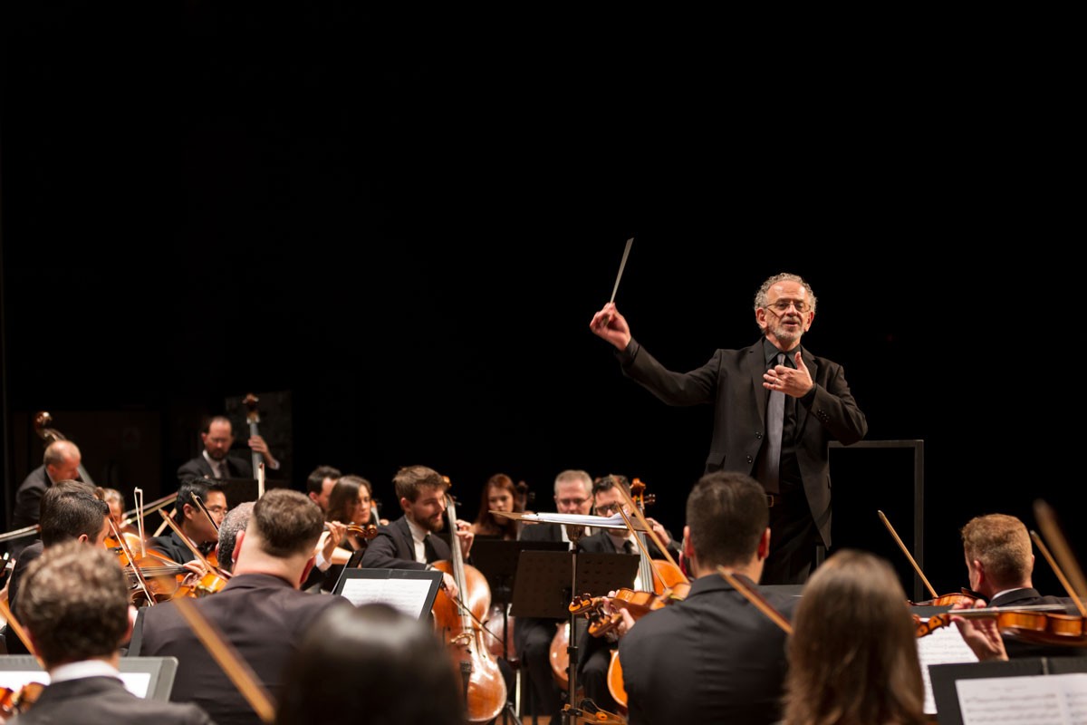 Sinfônica de Piracicaba recebe jovem considerado prodígio do piano em concerto gratuito no sábado