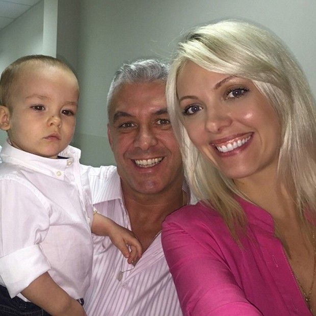 Fernanda Hickmann, Alexandre e o pequeno Alexandre no colo (Foto: Reprodução/Instagram)