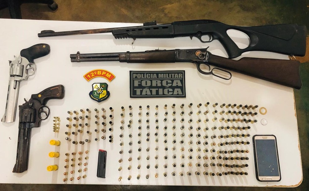 Armas e munies apreendidas com os suspeitos que morreram em confronto com a PM em Nova Ubirat  Foto: Polcia Militar de Mato Grosso/Divulgao