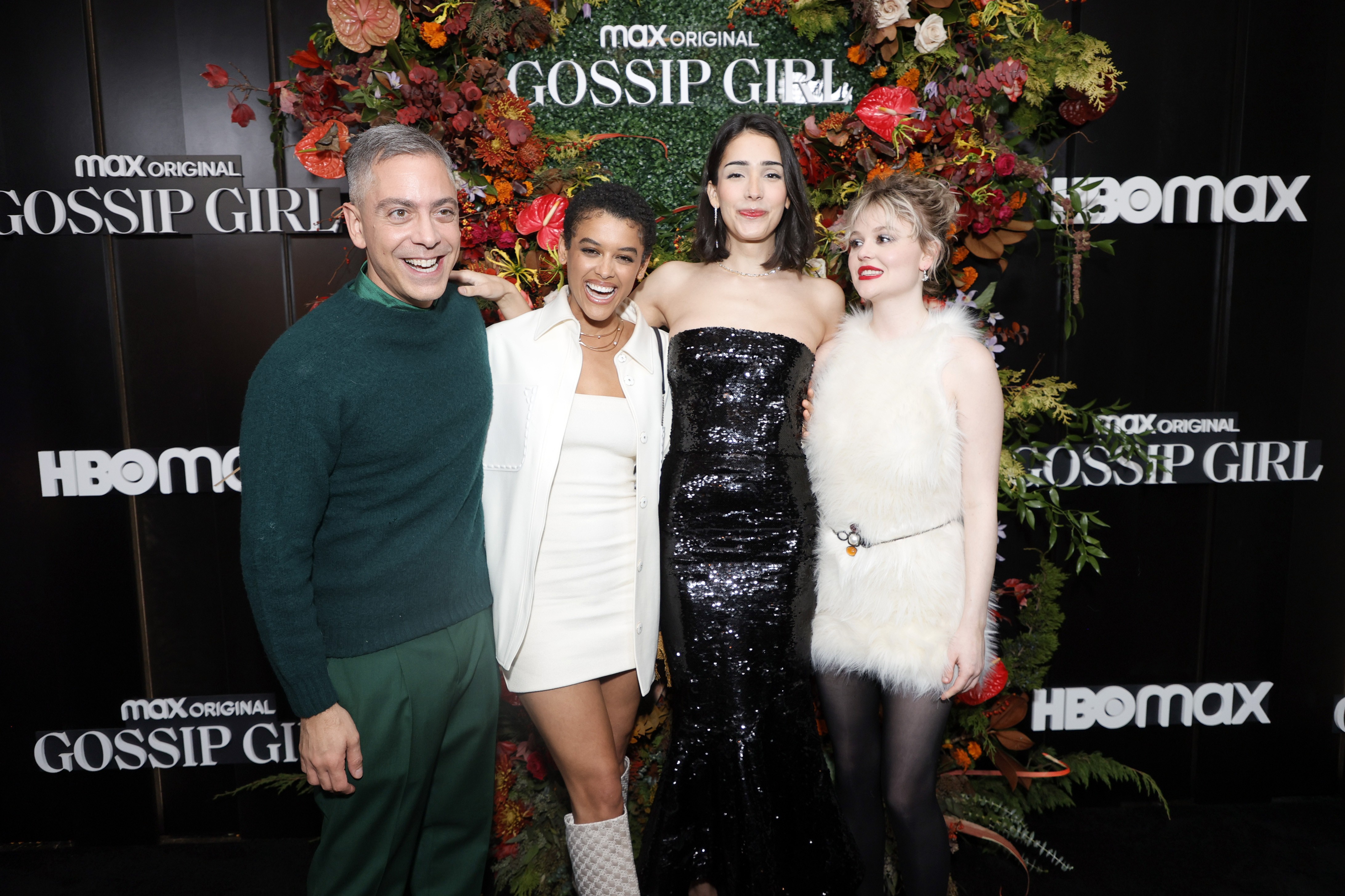 O showrunner de Gossip Girl Joshua Safran com Jordan Alexander, Zion Moreno e Emily Alyn Lind (Foto: Getty Images)