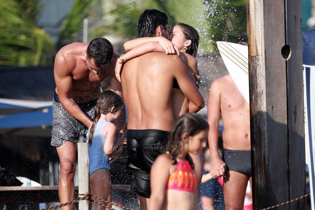 Agatha Moreira e Rodrigo Simas trocam beijos em dia de praia (Foto: Dilson Silva/AgNews)