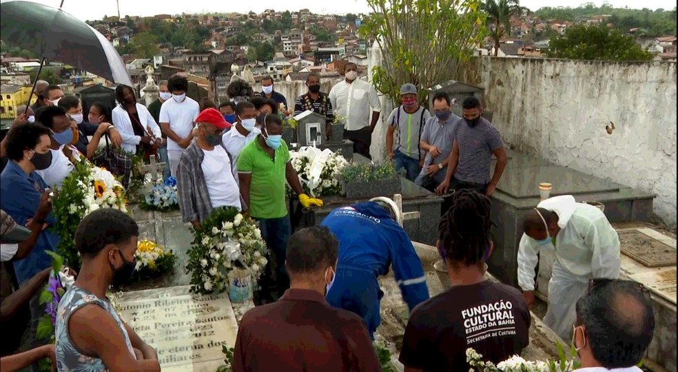 Jorge Portugal, professor, escritor e ex-secretário de Cultura da Bahia, é enterrado sob aplausos em Santo Amaro — Foto: Reprodução / TV Bahia