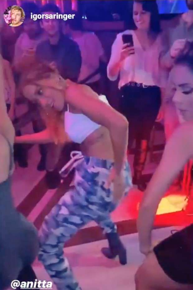 Anitta e Lexa se jogam ao som de Bola Rebola (Foto: Reprodução/Instagram)