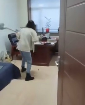 Chinesa bate em chefe que a assediou por mensagens (Foto: Reprodução: YouTube)