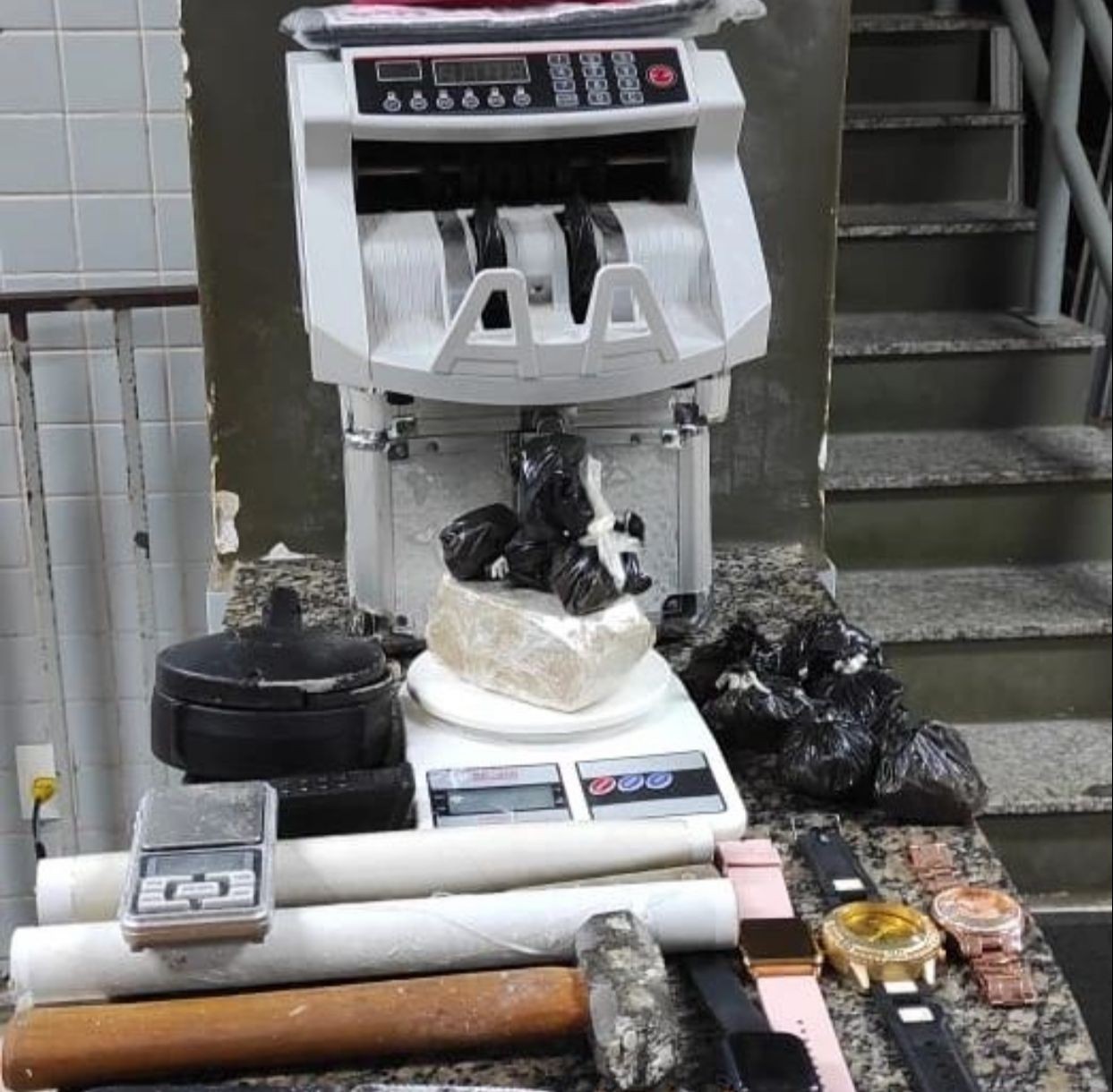 Mulher suspeita de tráfico é presa com drogas e munições dentro de apartamento em Boa Vista