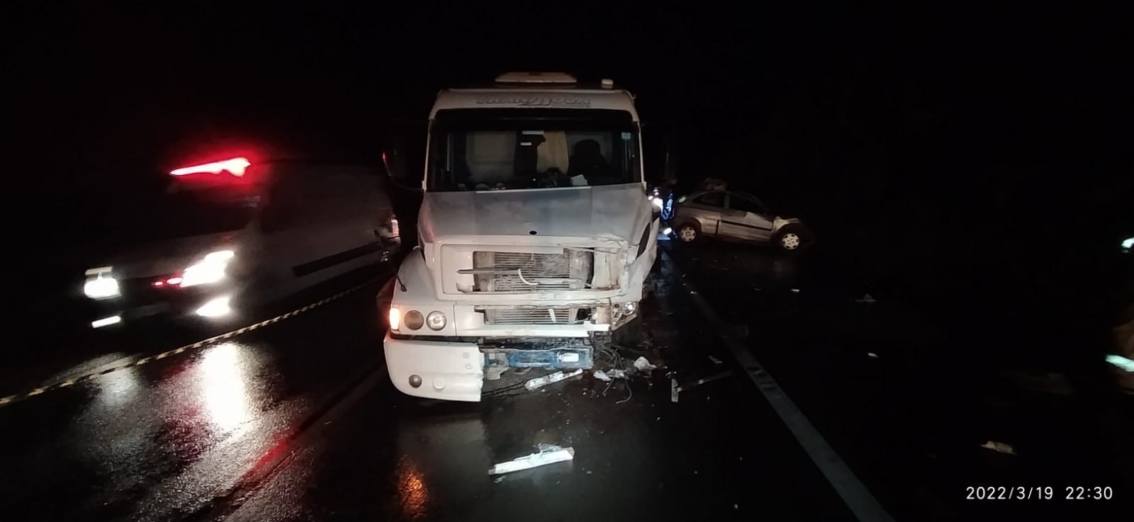 Motorista morre em acidente entre carro e caminhão na BR-277