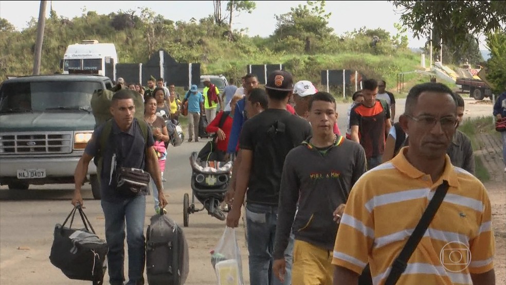 Venezuelanos na região de fronteira tentam entrar em Roraima, em imagem de julho (Foto: TV Globo/Reprodução)