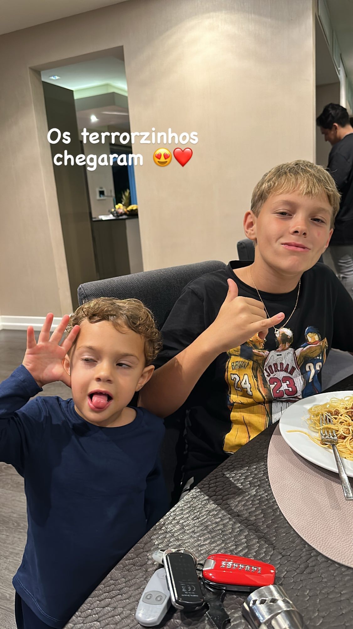 Neymar recebe visita do filho, Davi Lucca, e Valentim, caçula de Carol Dantas (Foto: Reprodução/Instagram)