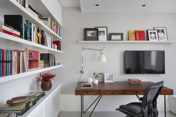 Décor do dia: home office pequeno tem peças de design nacional (Foto:  Denilson Machado / MCA Estúdio)
