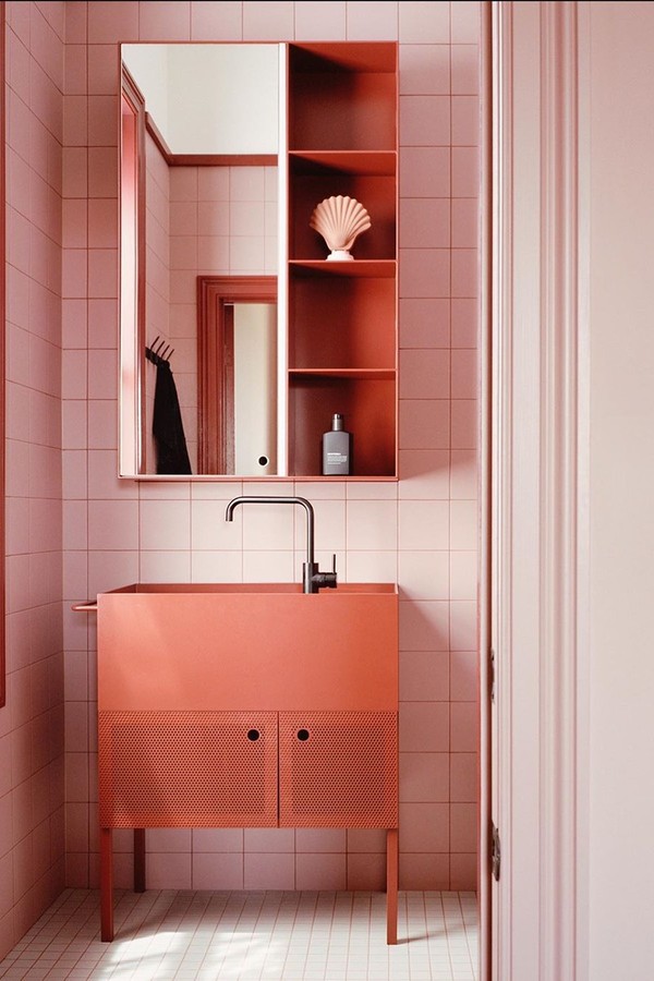 Décor do dia: banheiro pequeno combina parede rosa e armário coral (Foto: Divulgação)