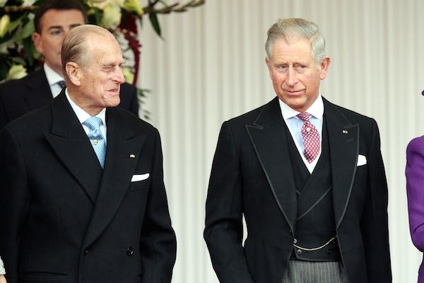 O Príncipe Philip com o filho, Charles (Foto: Getty Images)