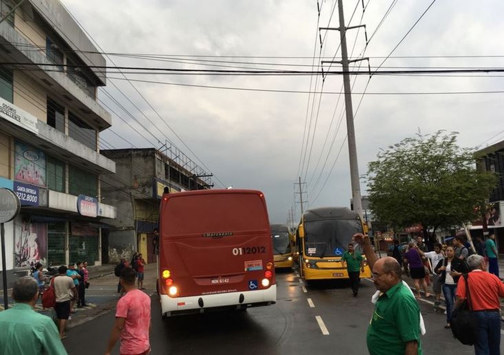 Avenida na Zona Leste de Manaus foi interditada  (Foto: Ariane Alcântara/G1 AM)