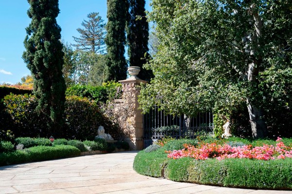 Portão de entrada da mansão de Harry e Meghan em Montecito (Foto: Getty Images)