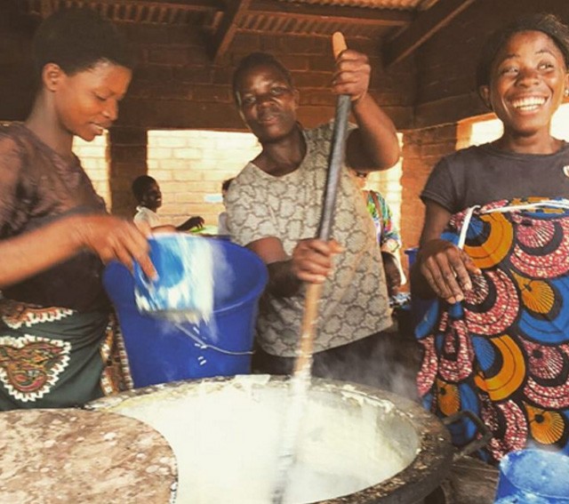 Giovanna clicou as mulheres da aldeia preparando o almoço (Foto: Reprodução/ Instagram)