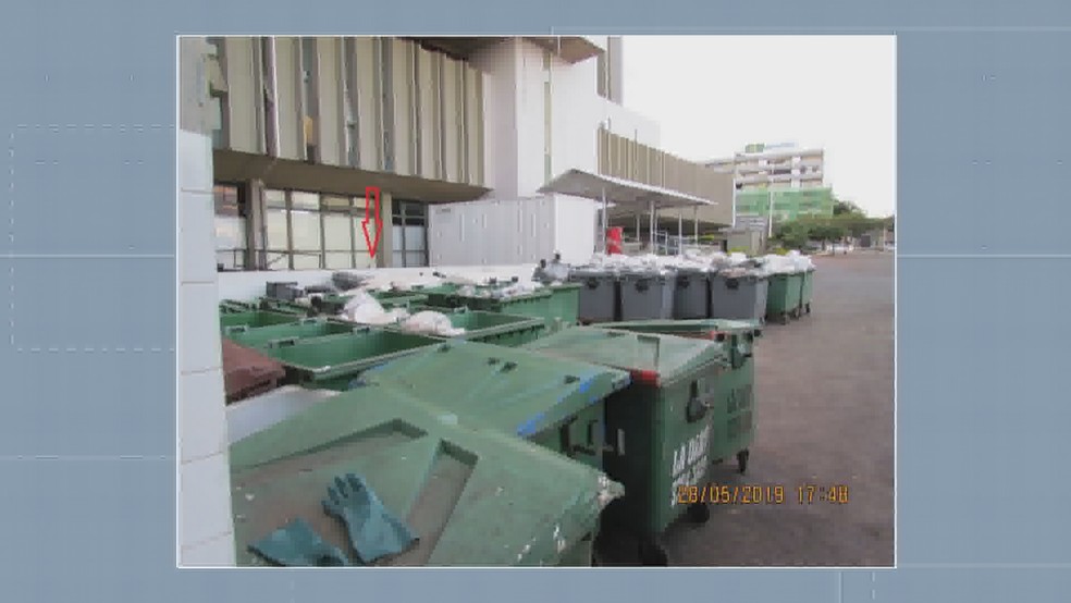 Lixo armazenado no pátio do Hospital de Base do DF — Foto: MPT-DF/Divulgação