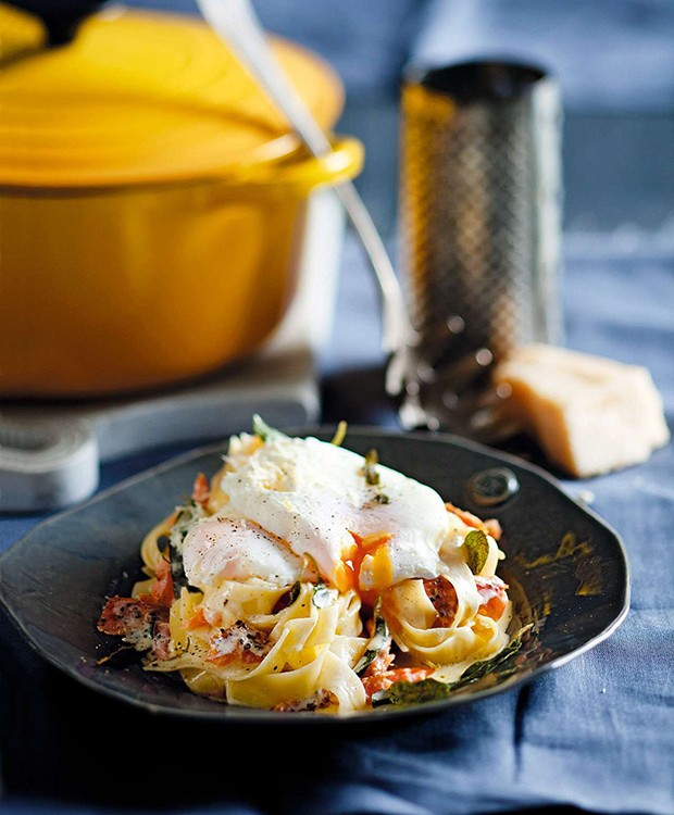 Massa com ovo poché, salmão e sálvia crocante (Foto: StockFood / Gallo Images Pty Ltd.)