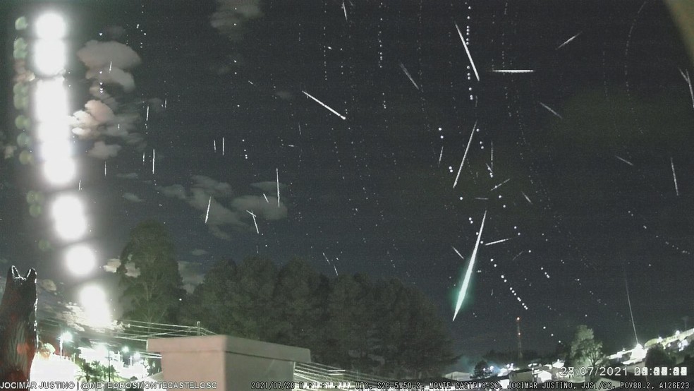 Cerca de 400 meteoros foram registrados na noite de terça (27) para quarta-feira (28) em Monte Castelo (SC) / No lado esquerdo da imagem é possível ver o trajeto da lua — Foto: Jocimar Justino/Reprodução