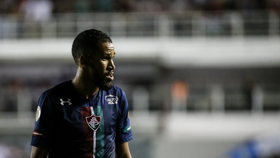Everaldo em campo contra o Santos — Foto: Lucas Merçon/Fluminense