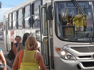 Maceioenses reclamam da demora dos ônibus e da superlotação (Foto: Fabiana De Mutiis/ G1)