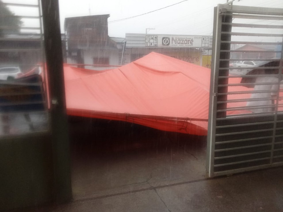 Tenda da UBS Lélio Silva caiu pelo vento forte em Macapá — Foto: Reprodução
