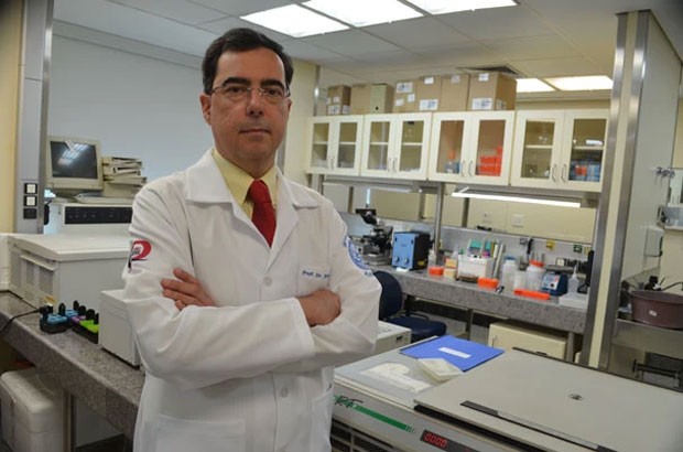 O pesquisador Edecio Cunha Neto, do Instituto do Coração (Incor), que trabalha no desenvolvimento da vacina anti-HIV brasileira (Foto: Sergio Barbosa/Incor)