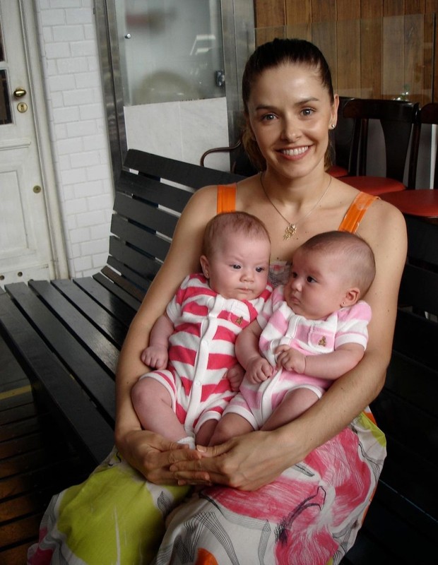 Bianca Rinaldi com as filhas gêmeas, Beatriz e Sofia, nascidas em maio de 2009 (Foto: Reprodução/Instagram)