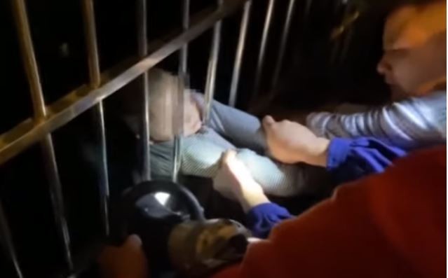 Menino cai de prédio e é resgatado por vizinho na China (Foto: Reprodução/Youtube)
