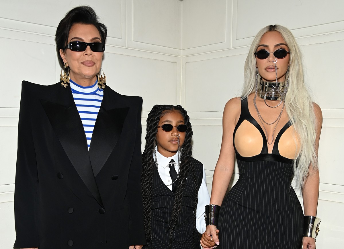 PARIS, FRANCE - JULY 06: (EDITORIAL USE ONLY - For Non-Editorial use please seek approval from Fashion House) (L-R) Kris Jenner, North West and Kim Kardashian attend the Jean-Paul Gaultier Haute Couture Fall Winter 2022 2023 show as part of Paris Fashion  (Foto: Getty Images)