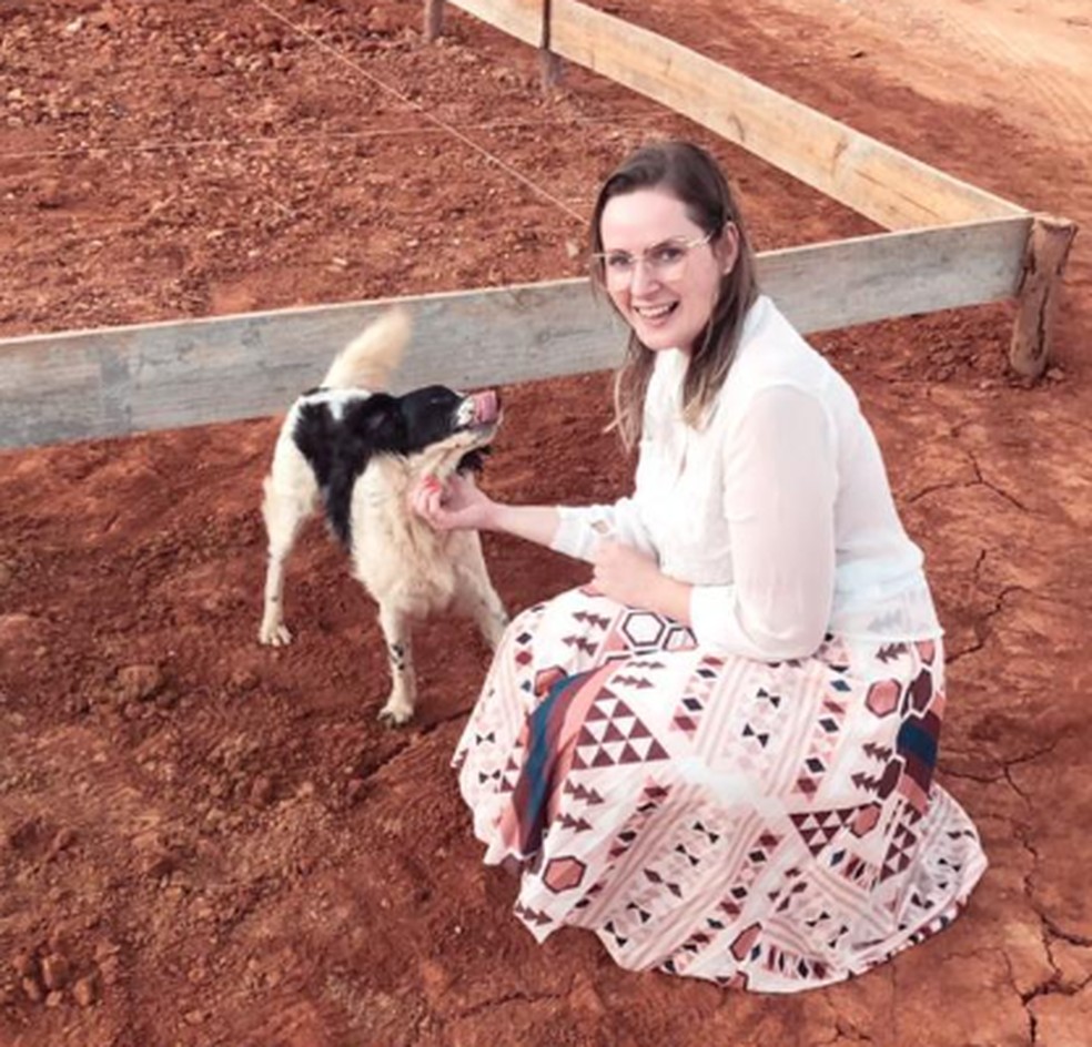 Tainá é voluntaria da causa animal há mais de 10 anos em Nova Serrana  — Foto: Tainá Zumerli/Divulgação